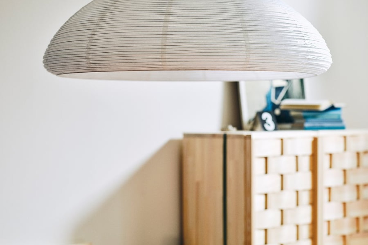 Dettaglio della lampada IKEA PS 2026 in carta di riso in una stanza luminosa