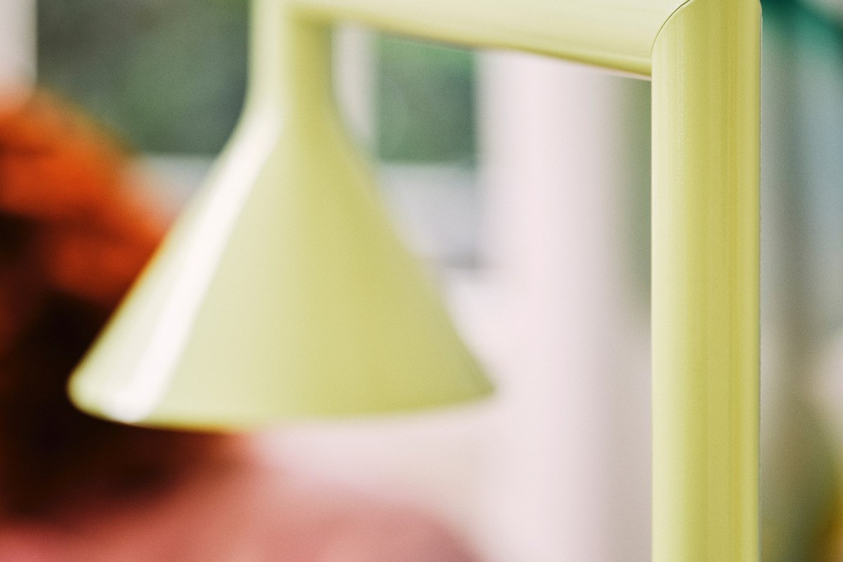 Dettaglio del paralume giallo della lampada da terra IKEA PS 2026