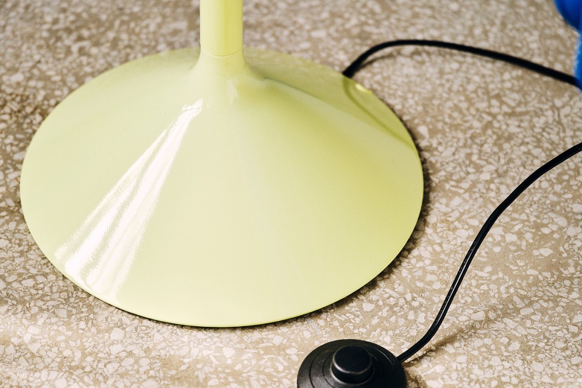 Base e interruttore della lampada da terra IKEA PS 2026 gialla