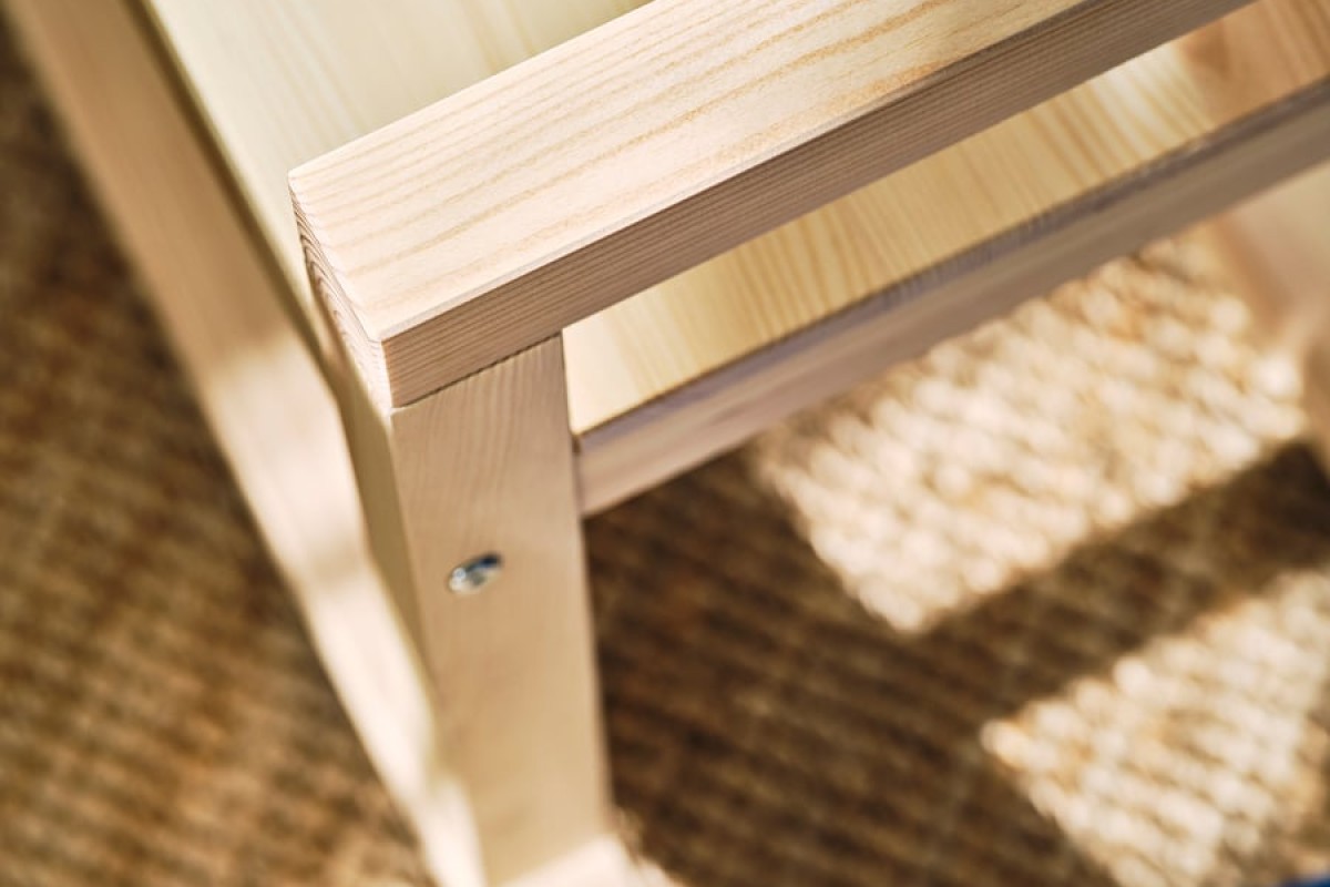 Dettaglio del pino e della struttura della panca IKEA PS 2026