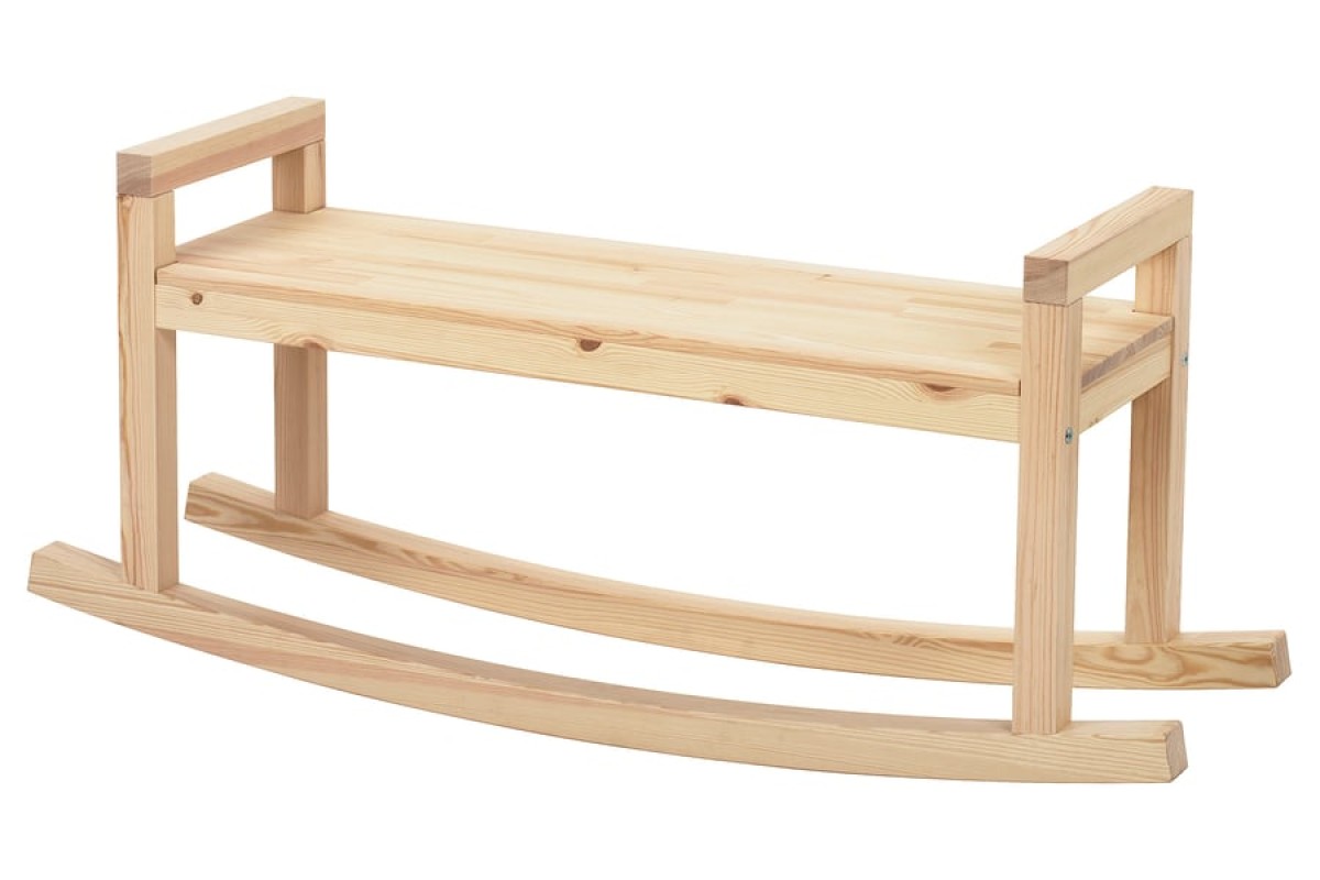 Panca IKEA PS 2026 in pino con pattini curvi su fondo chiaro