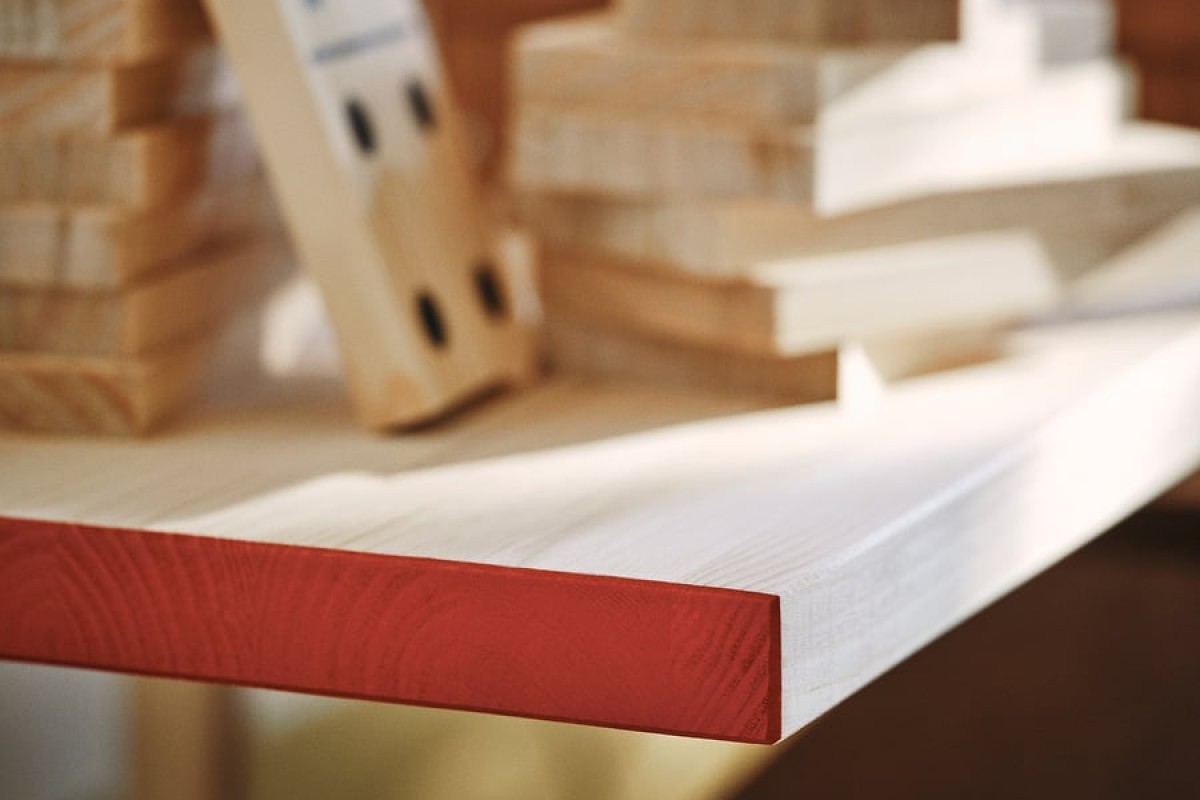 Estremità rossa del ripiano dello scaffale IKEA PS 2026