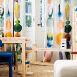 Tessuto IKEA PS 2026 usato come tenda colorata in un interno luminoso