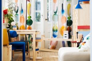 Tessuto IKEA PS 2026 usato come tenda colorata in un interno luminoso