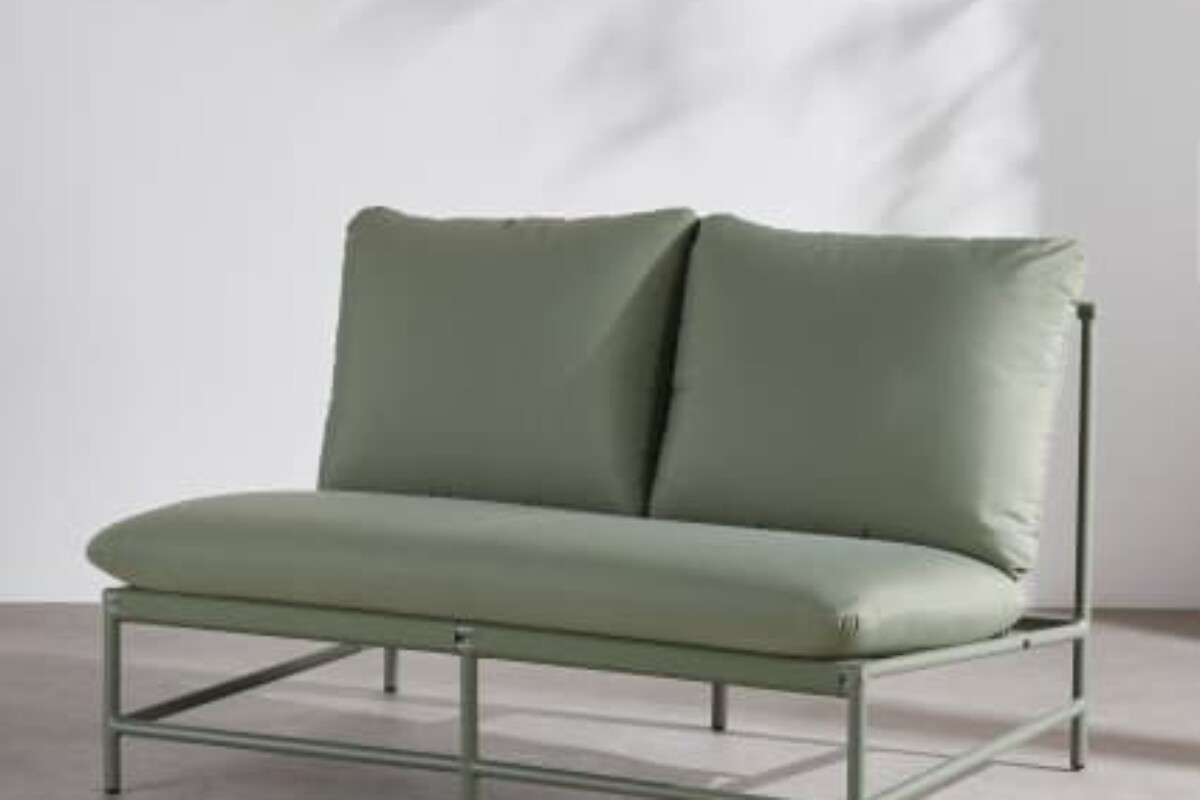 Vista laterale del divano Maisons du Monde verde kaki con struttura leggera