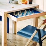 Tavolo IKEA PS 2026 con sedia pieghevole e cassetto aperto