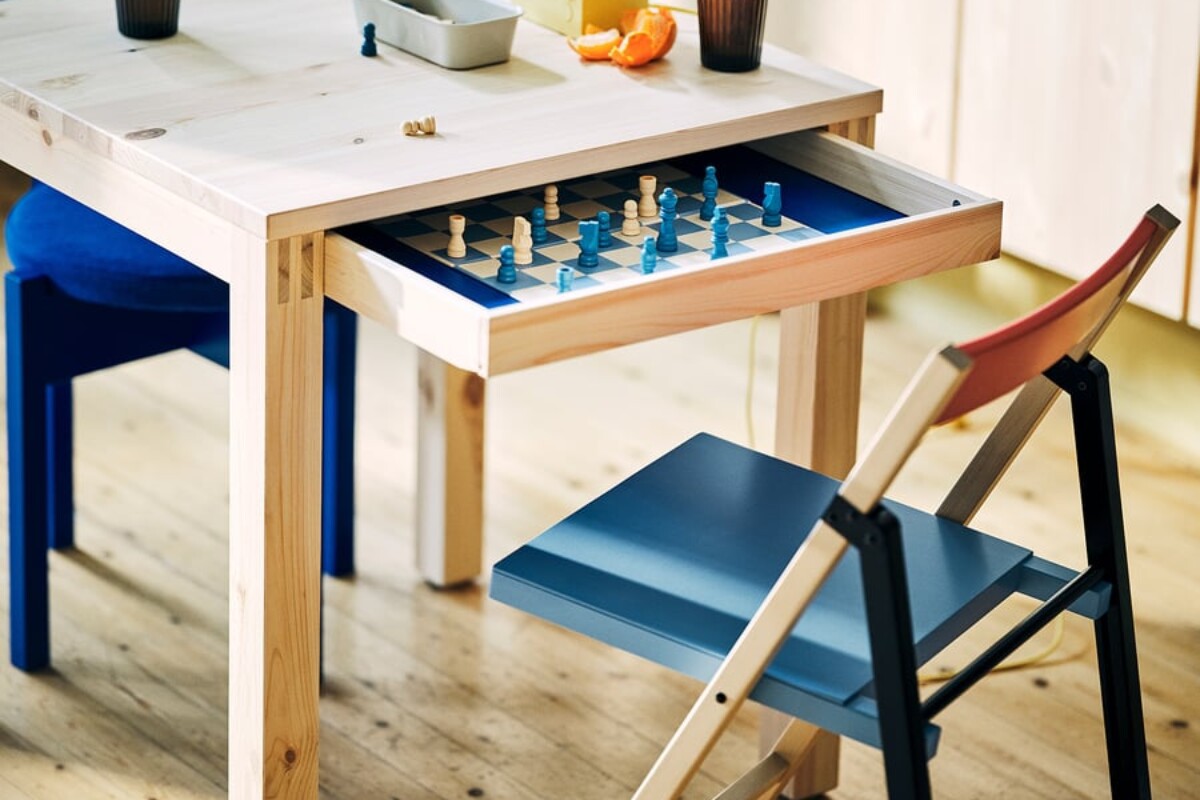 Tavolo IKEA PS 2026 con sedia pieghevole e cassetto aperto