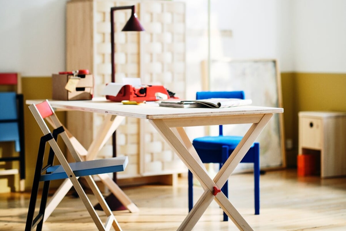 Set IKEA PS 2026 in un ambiente compatto con tavolo e sedie pieghevoli