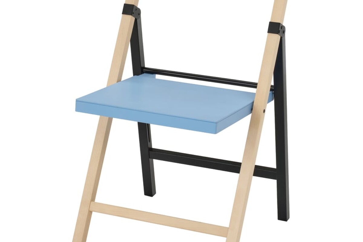 Sedia pieghevole IKEA PS 2026 in betulla con dettagli blu rosso e nero