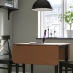 Tavolo IKEA DANDERYD a ribalta in pino e nero in una cucina piccola luminosa