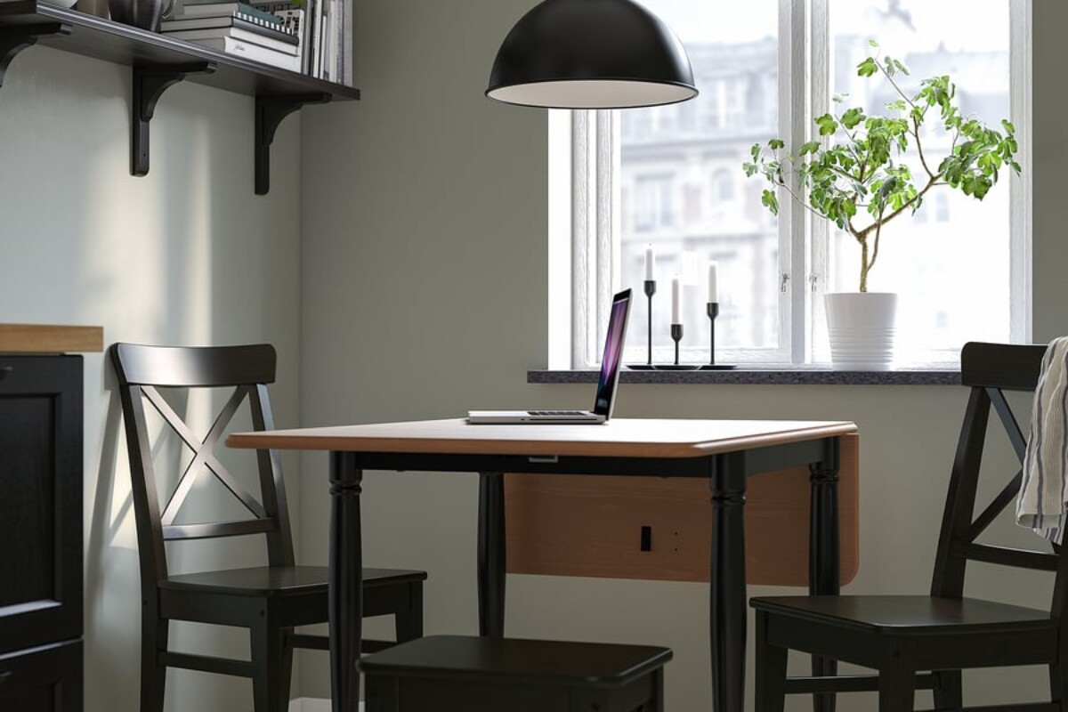 Tavolo IKEA DANDERYD aperto con sedie nere vicino alla finestra