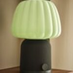 Lampada cassa Bluetooth IKEA KULGLASS verde scuro su mobile in soggiorno