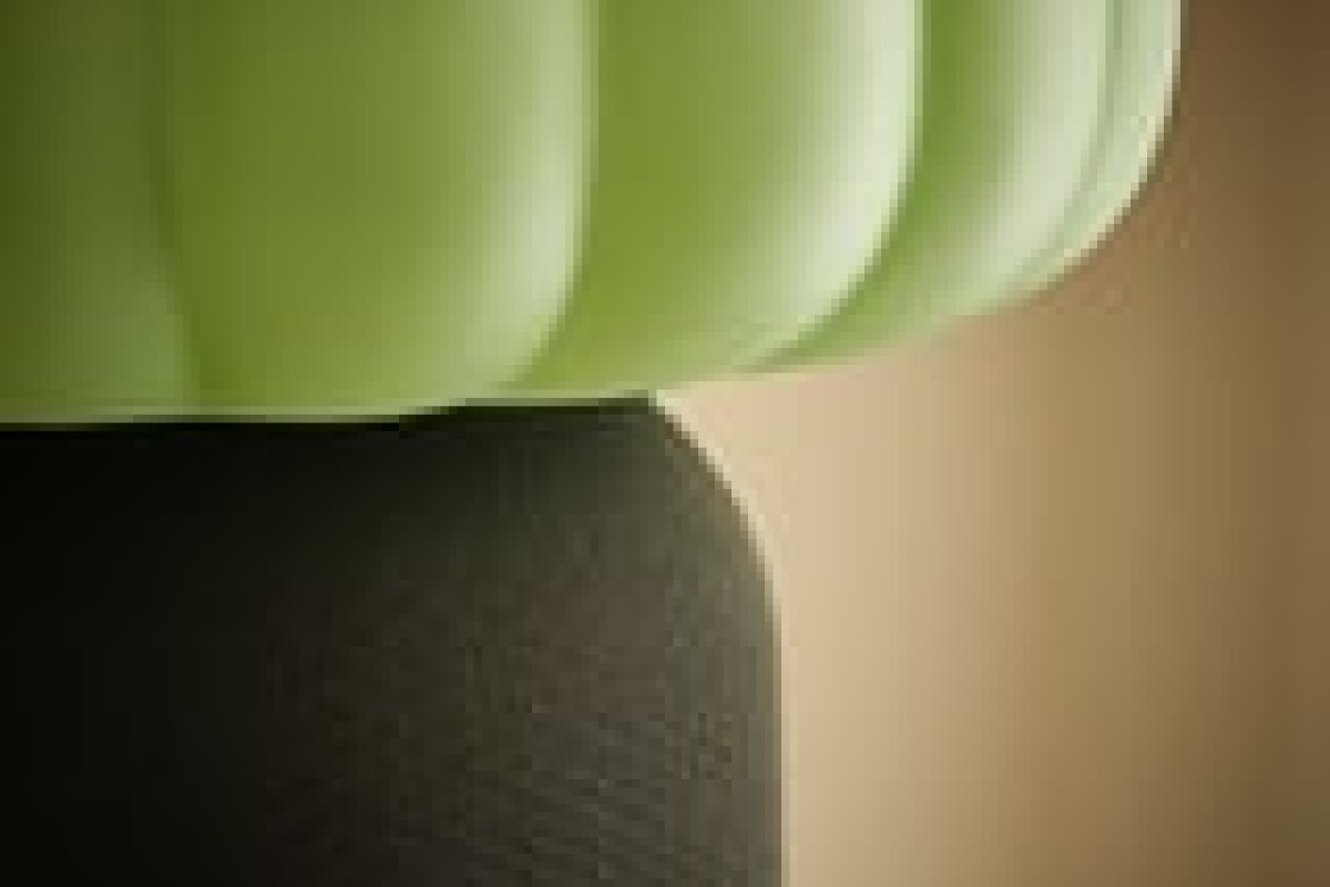 Dettaglio del paralume verde e della base tessile della lampada IKEA KULGLASS