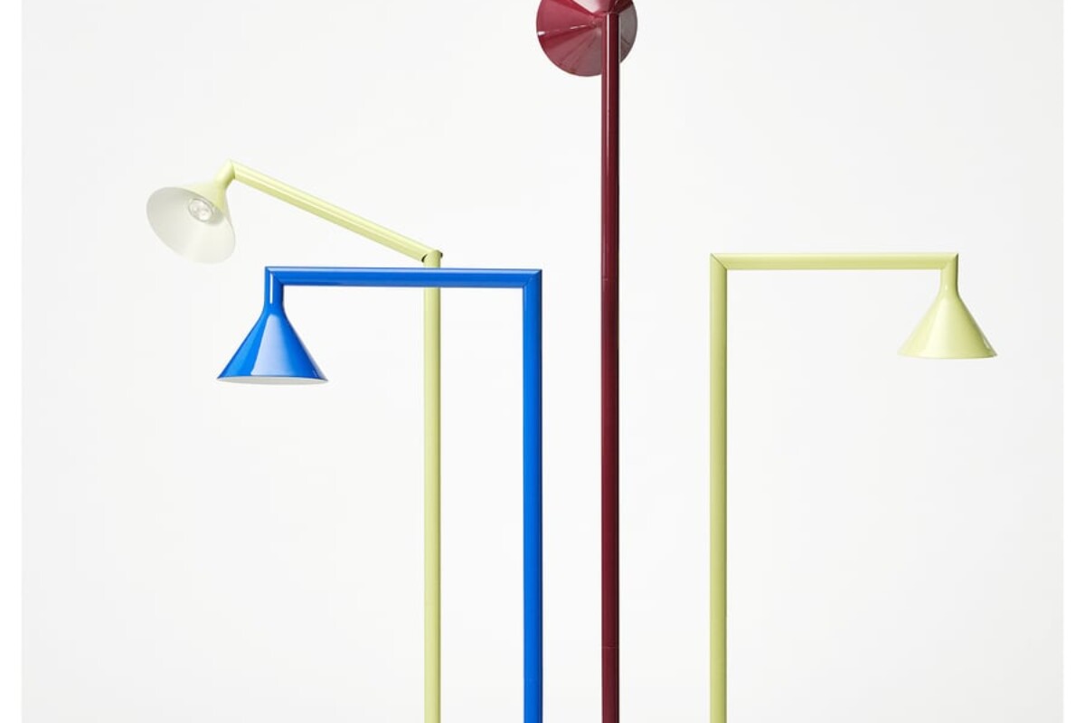 Tre lampade da terra IKEA PS 2026 in colori diversi su fondo chiaro