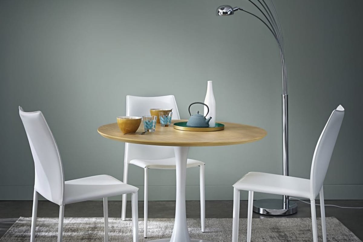 Lampada Maisons du Monde Octopus cromata accanto a un tavolo da pranzo