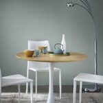 Lampada Maisons du Monde Octopus cromata accanto a un tavolo da pranzo