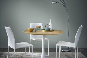 Lampada Maisons du Monde Octopus cromata accanto a un tavolo da pranzo