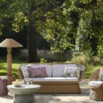 Lampada da terra Adriana Maisons du Monde in rattan su terrazzo estivo