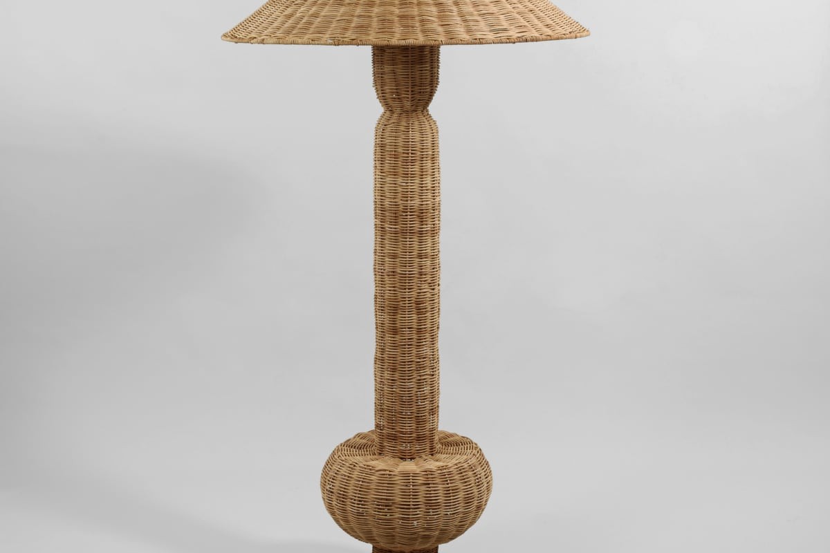 Lampada Adriana in rattan con paralume ampio e base intrecciata