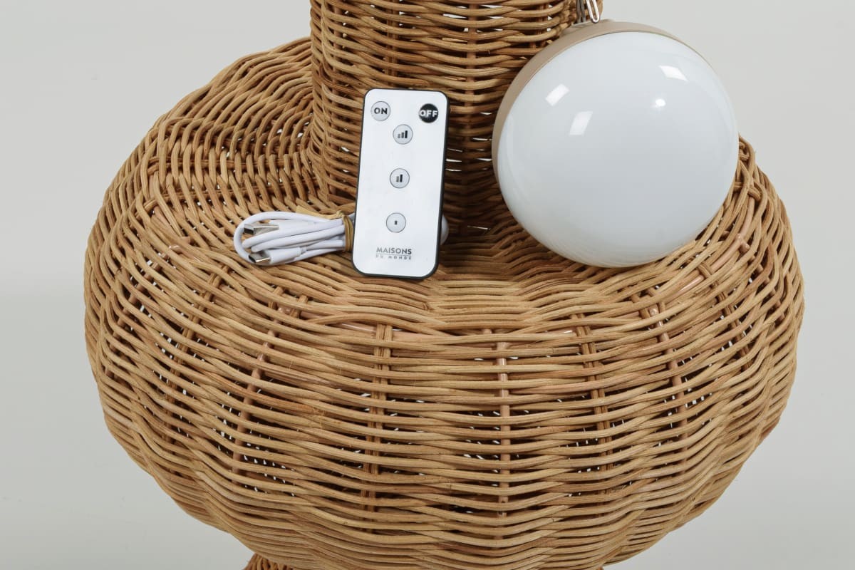 Dettaglio della lampadina ricaricabile e del telecomando della lampada Adriana