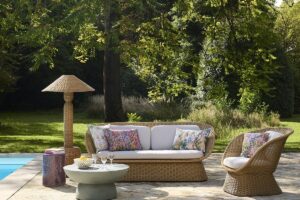 Lampada da terra Adriana Maisons du Monde in rattan su terrazzo estivo