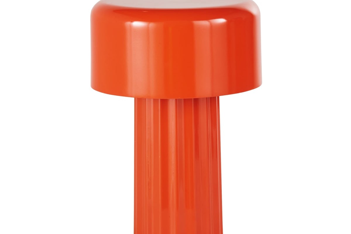Lampada arancione Nils su tavolino outdoor in ambientazione estiva