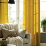 Soggiorno luminoso con tende IKEA GINSTMOTT gialle a tutta altezza