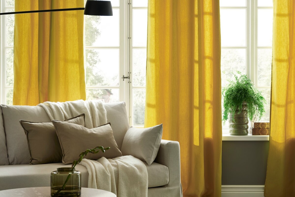 Soggiorno luminoso con tende IKEA GINSTMOTT gialle a tutta altezza