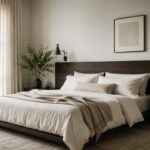 Camera da letto luminosa con testiera in legno scuro e biancheria chiara