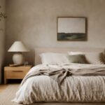 Camera da letto in minimalismo caldo con lino rovere e parete a calce