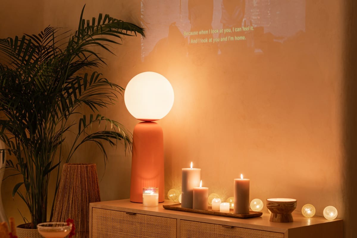 Mobile TV Solstice in ambiente caldo con luce soffusa e materiali naturali