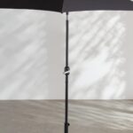 Ombrellone Maisons du Monde SELAYA antracite aperto su fondo chiaro