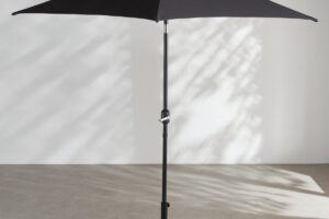 Ombrellone Maisons du Monde SELAYA antracite aperto su fondo chiaro