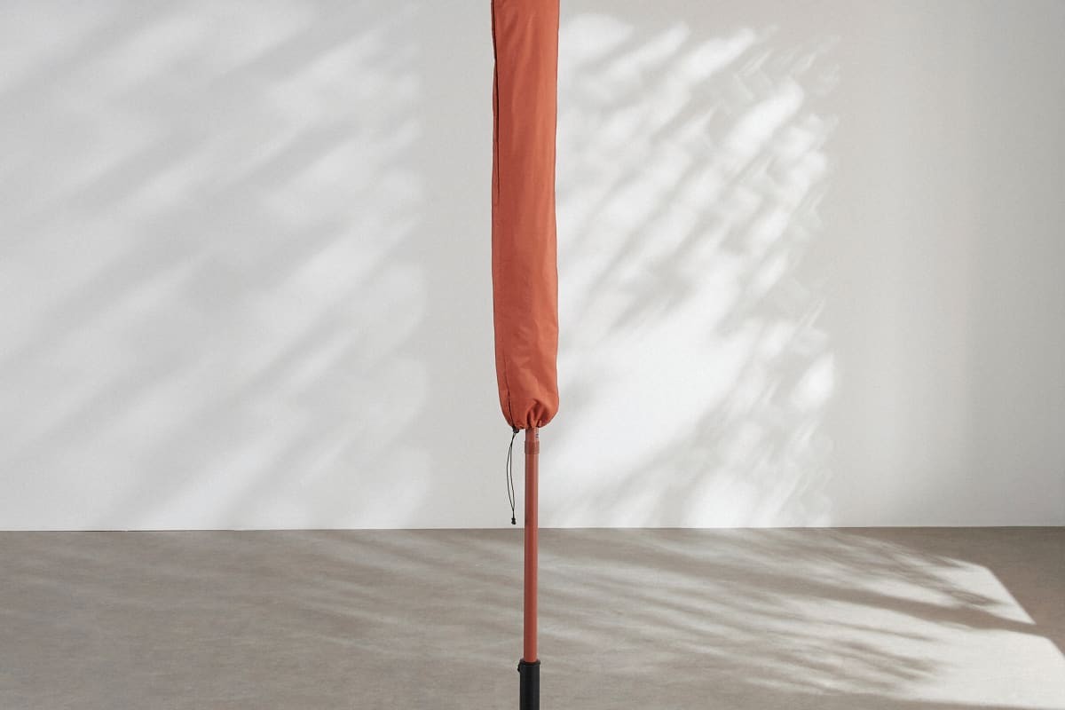 Ombrellone Selaya terracotta chiuso con custodia protettiva