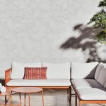 Salotto da giardino AIREL Maisons du Monde color terracotta su terrazzo luminoso