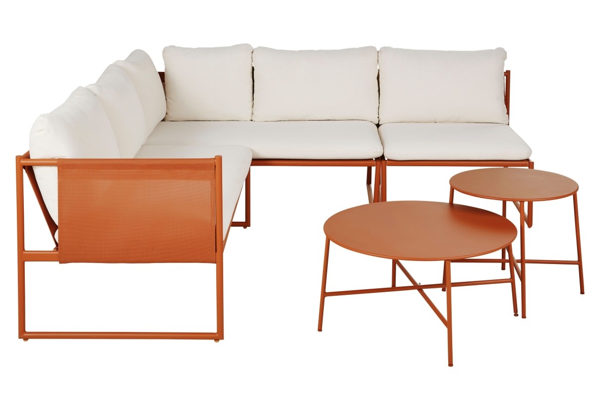 Vista completa del salotto AIREL con struttura terracotta e cuscini écru