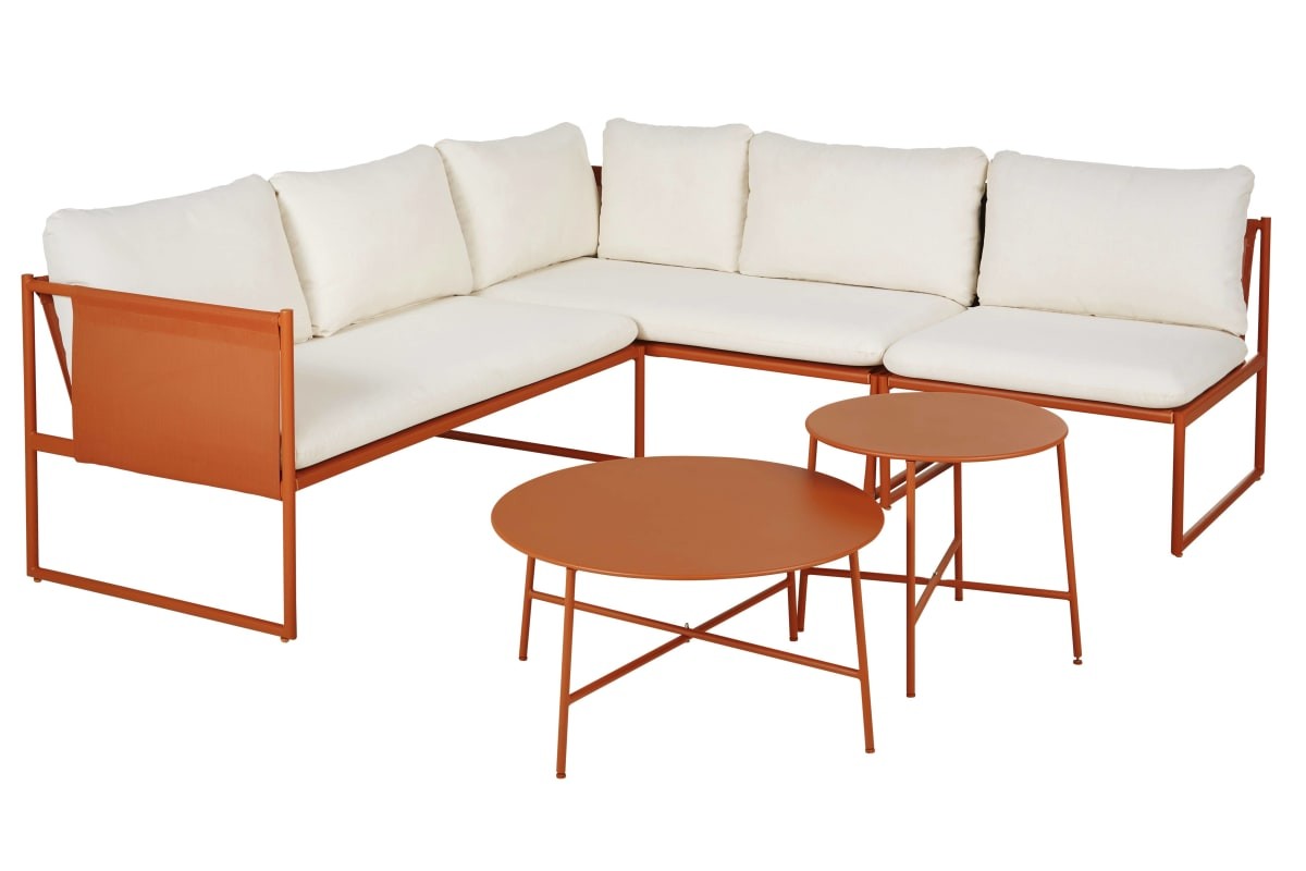 Dettaglio del salotto AIREL Maisons du Monde con tavolini coordinati