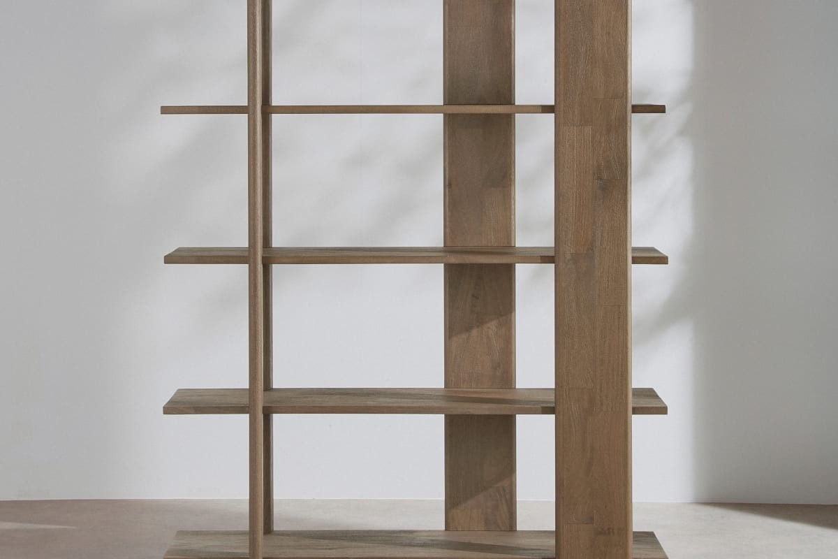 Scaffale Awasa Maisons du Monde in legno di mango su fondo neutro