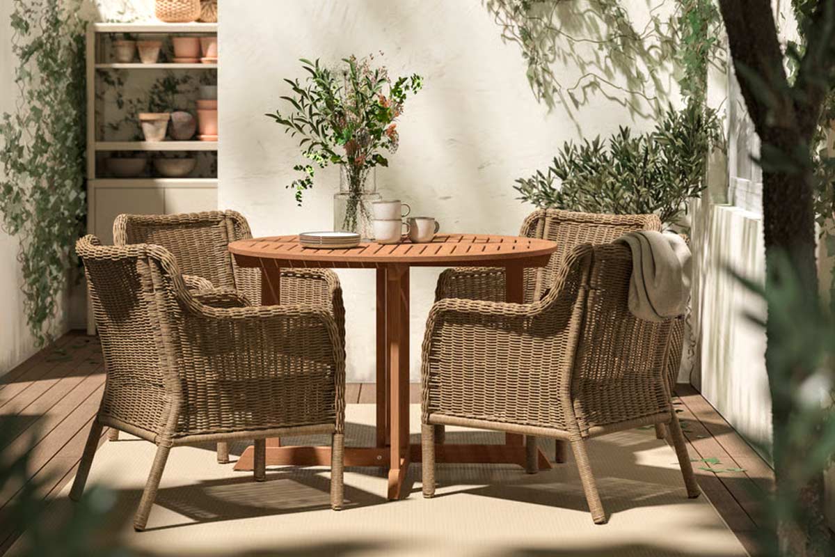 Sedie IKEA ULVEVÄR attorno a un tavolo in una zona giardino ombreggiata