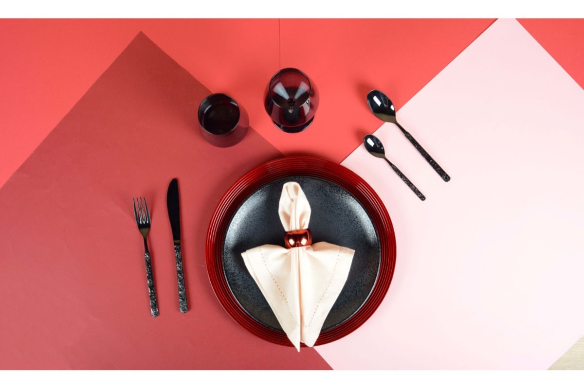 Tavola grafica con bicchieri neri Maisons du Monde e piatto scuro