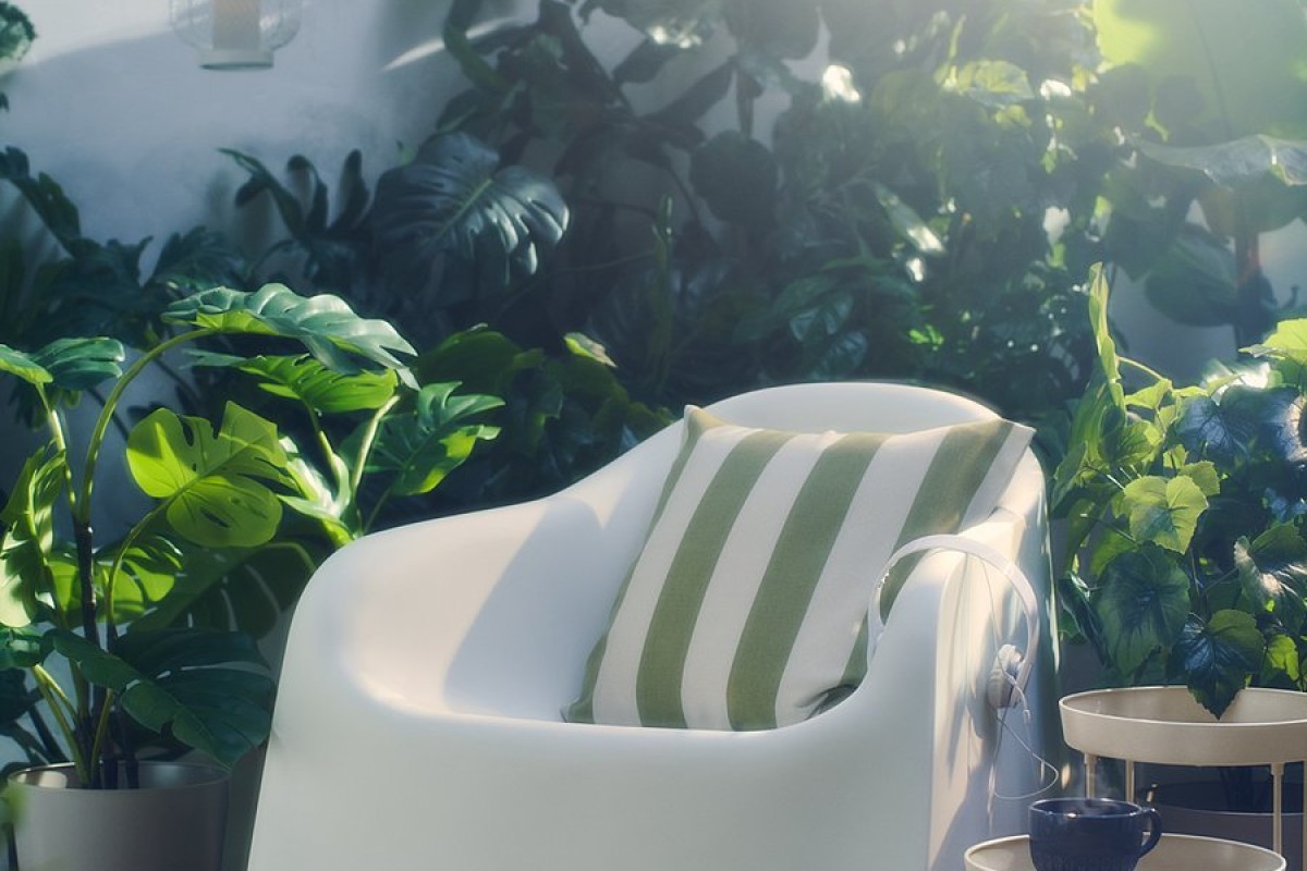 Poltrona IKEA SKARPÖ bianca su balcone con piante verdi