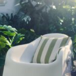 Poltrona IKEA SKARPÖ bianca su balcone con piante verdi