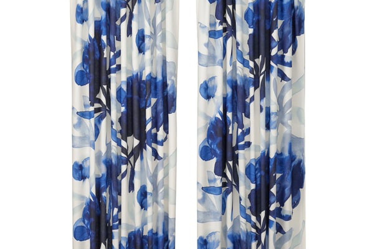 Dettaglio ufficiale delle tende IKEA SKOGSNÄSSLA con petali blu su fondo chiaro