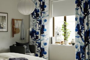 Tende IKEA SKOGSNÄSSLA con motivo floreale blu in una camera luminosa