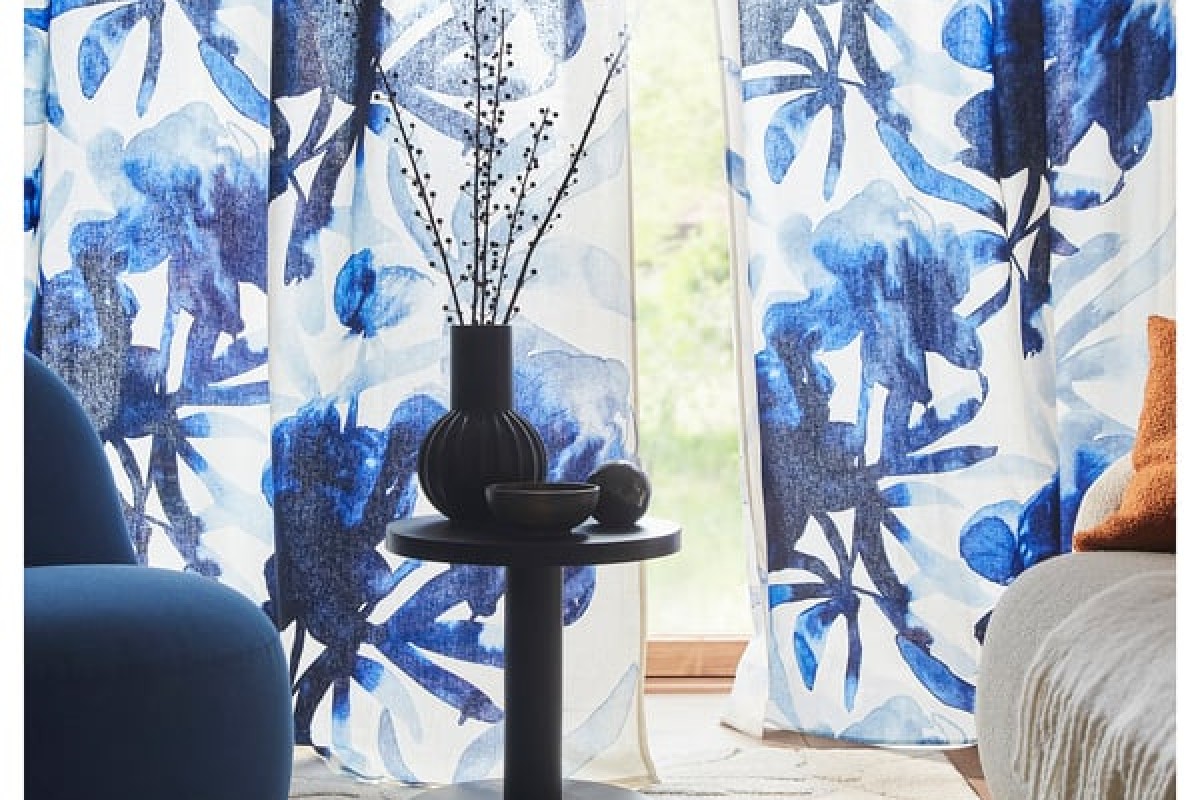 Tende floreali IKEA SKOGSNÄSSLA che filtrano la luce accanto alla finestra