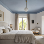 Soffitto colorato in camera e soggiorno: la tendenza 2026 che cambia la stanza senza nuovi mobili