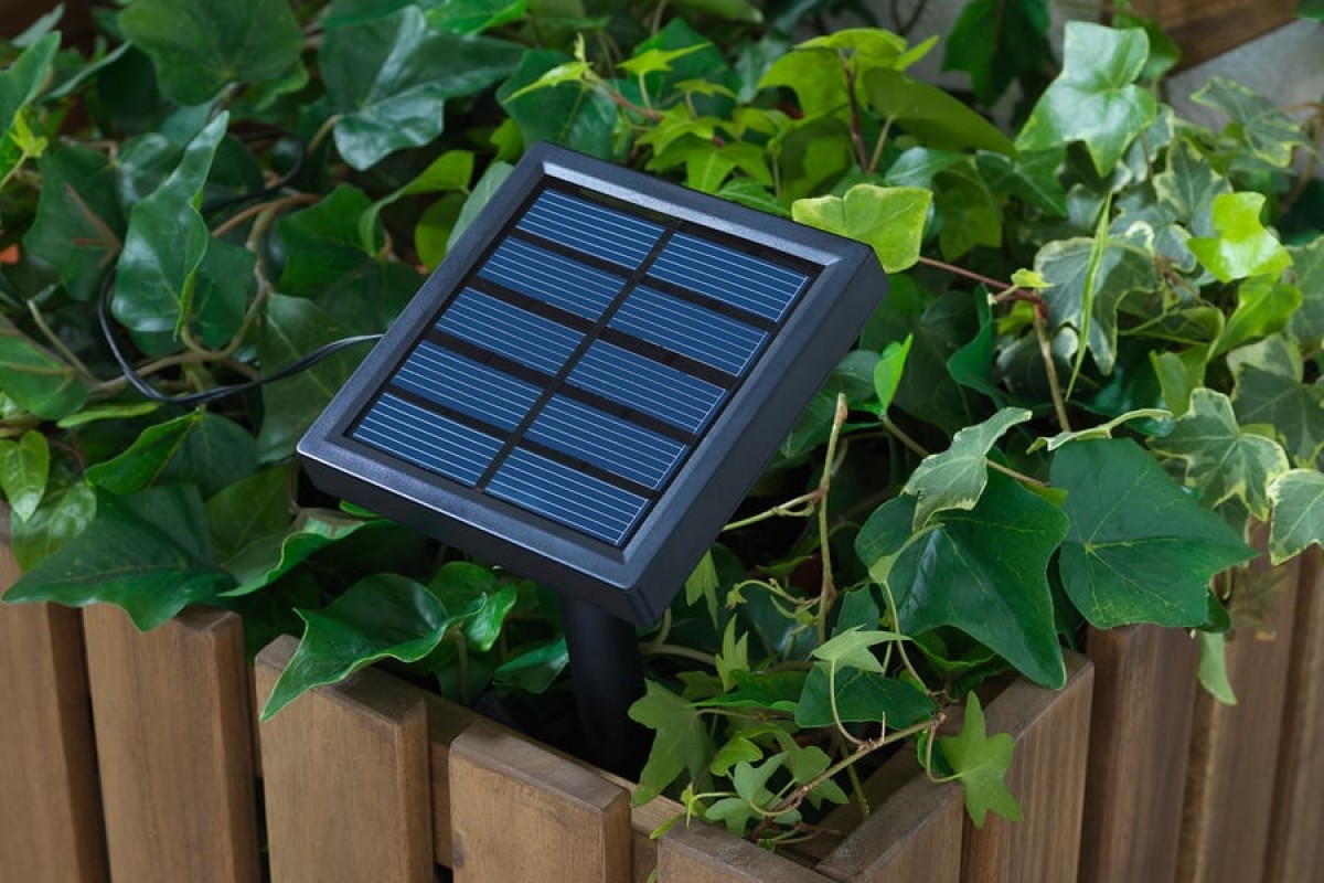 Pannello solare IKEA SOLARVET inserito tra piante verdi