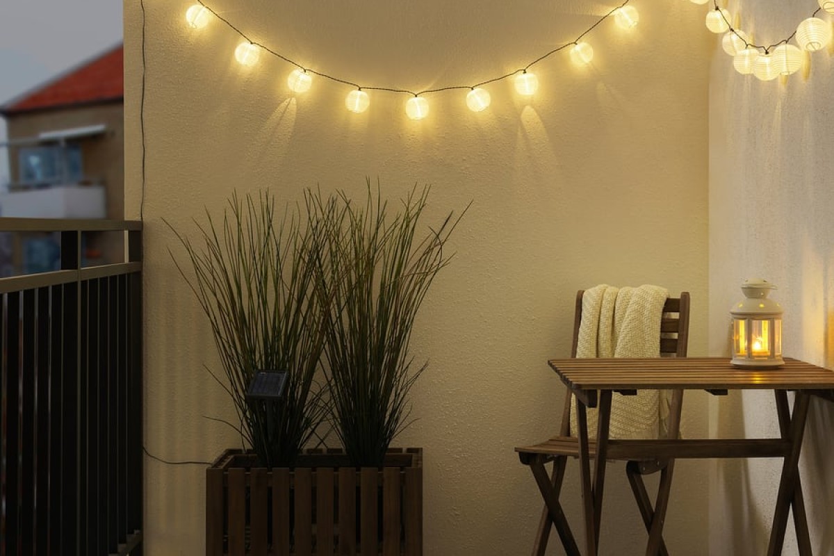Balcone estivo illuminato con luci solari IKEA SOLARVET