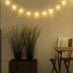 Balcone estivo illuminato con luci solari IKEA SOLARVET