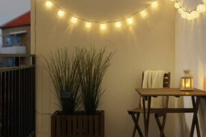 Balcone estivo illuminato con luci solari IKEA SOLARVET